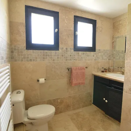 La Lézarde, D'hôte, Piscine, Salle D'eau Privatif, Café Ou Thé Offert Le Matin Habitación en casa particular *